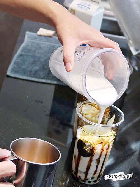 台中文青飲料店 HWC黑沃咖啡 2019珍奶總冠軍 深得人心