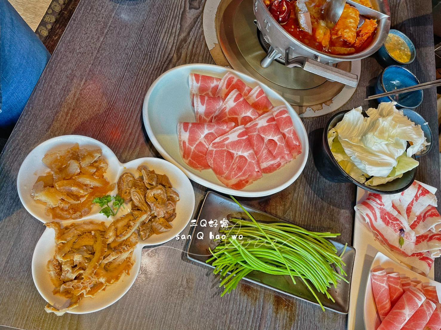 台中西屯 這一鍋皇室秘藏鍋物 朝富殿 秋紅谷附近丨85度C火鍋品牌