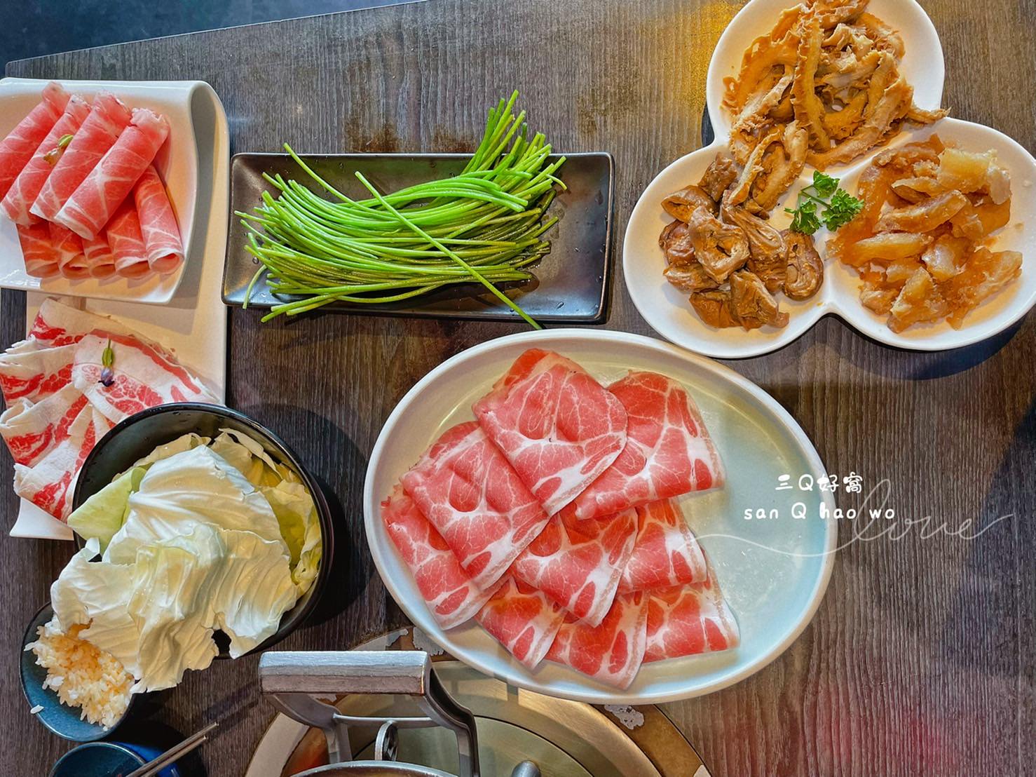 台中西屯 這一鍋皇室秘藏鍋物 朝富殿 秋紅谷附近丨85度C火鍋品牌