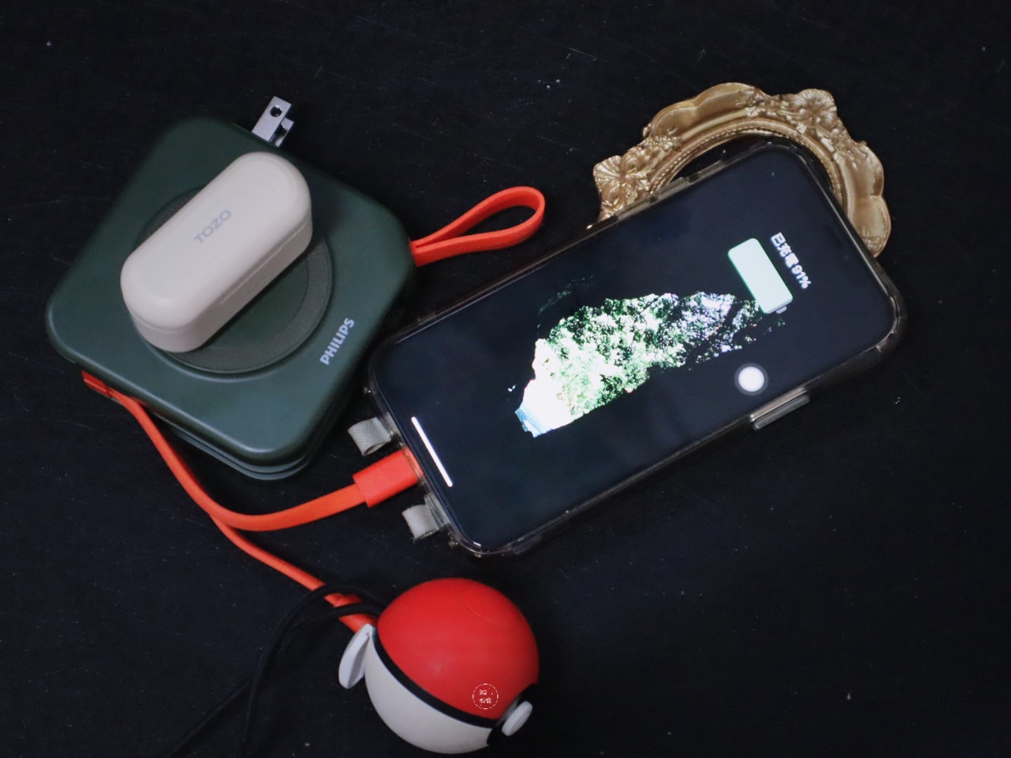 PHILIPS 飛利浦十合一行動電源滿足你所有充電需求,不僅便攜方便,還能讓你無縫切換不同國家的插頭,讓你的旅行更加輕鬆! - 第7張圖