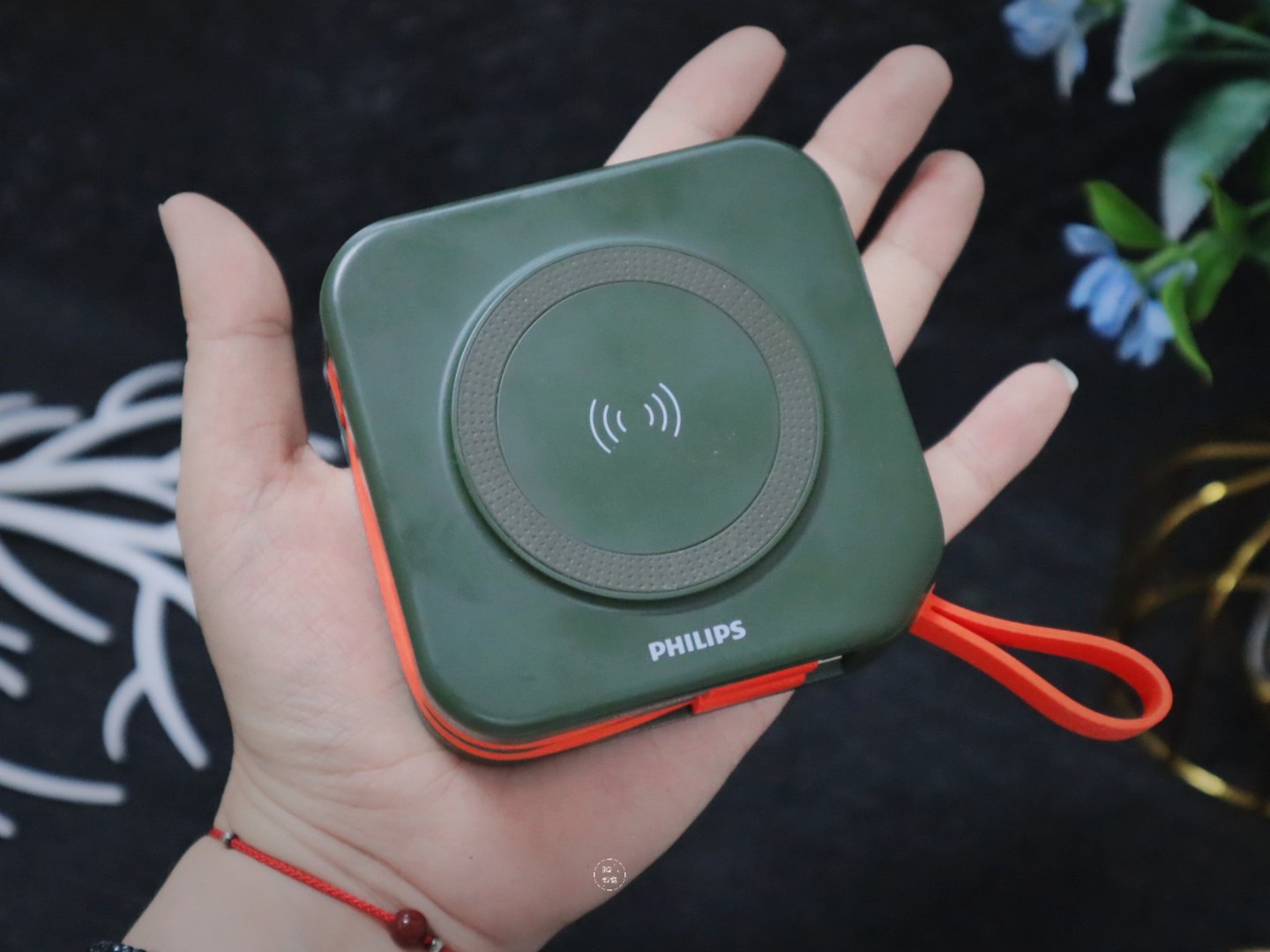 PHILIPS 飛利浦十合一行動電源滿足你所有充電需求,不僅便攜方便,還能讓你無縫切換不同國家的插頭,讓你的旅行更加輕鬆! - 第14張圖