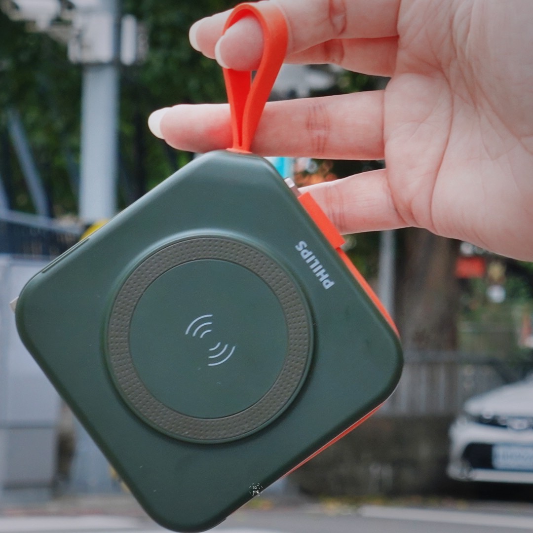 PHILIPS 飛利浦十合一行動電源滿足你所有充電需求,不僅便攜方便,還能讓你無縫切換不同國家的插頭,讓你的旅行更加輕鬆! - 第1張圖