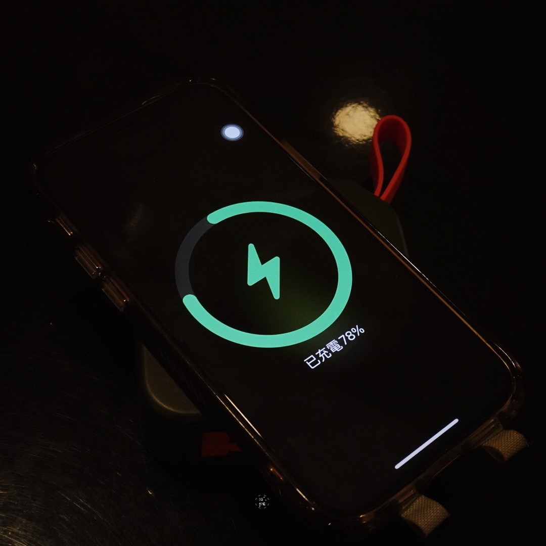 PHILIPS 飛利浦十合一行動電源滿足你所有充電需求,不僅便攜方便,還能讓你無縫切換不同國家的插頭,讓你的旅行更加輕鬆! - 第13張圖
