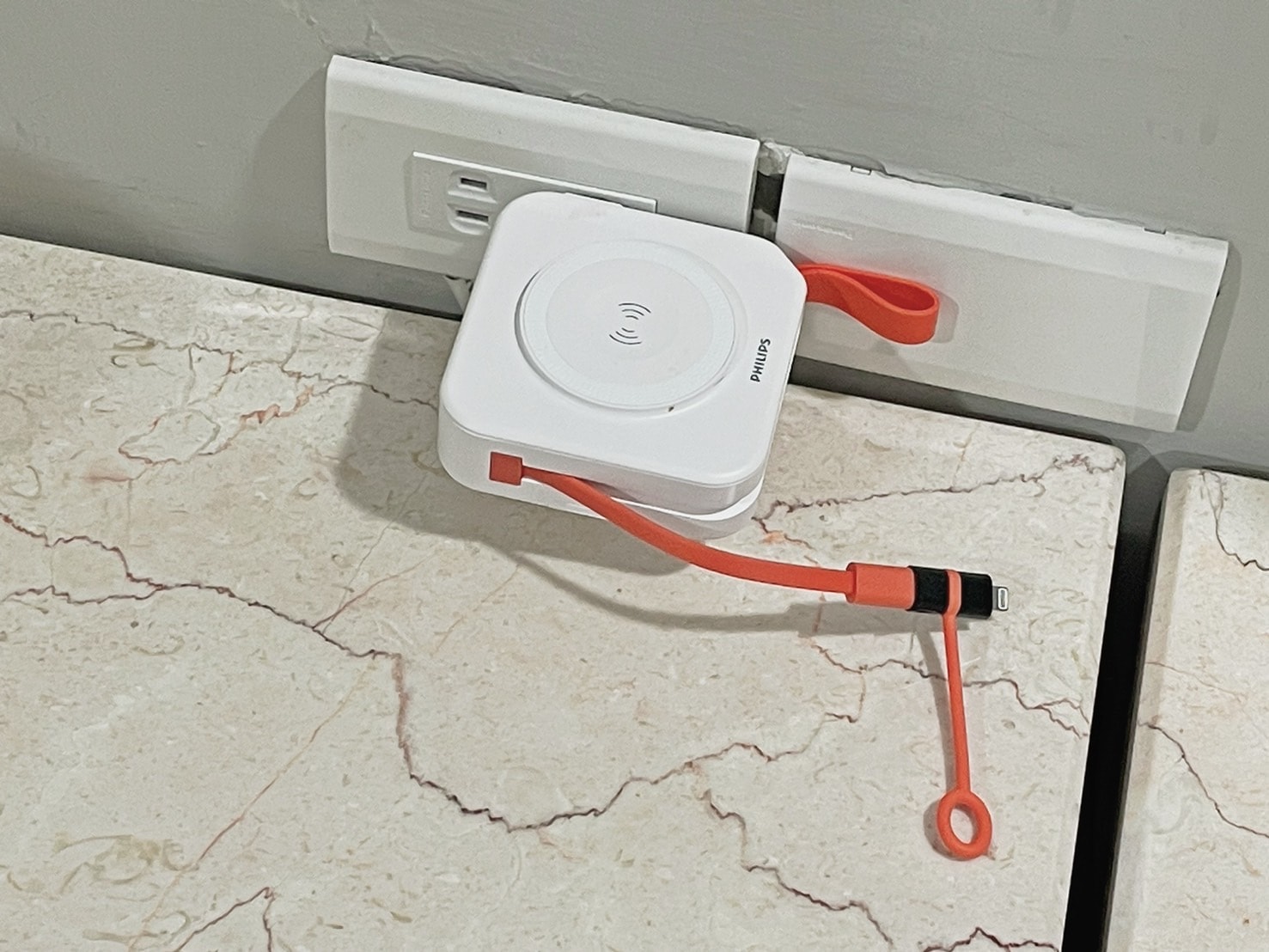 PHILIPS FunCube 2.0 多合一行動電源，不僅是行動充，更是隨身玩伴！飛利浦，讓每一刻都充滿活力！