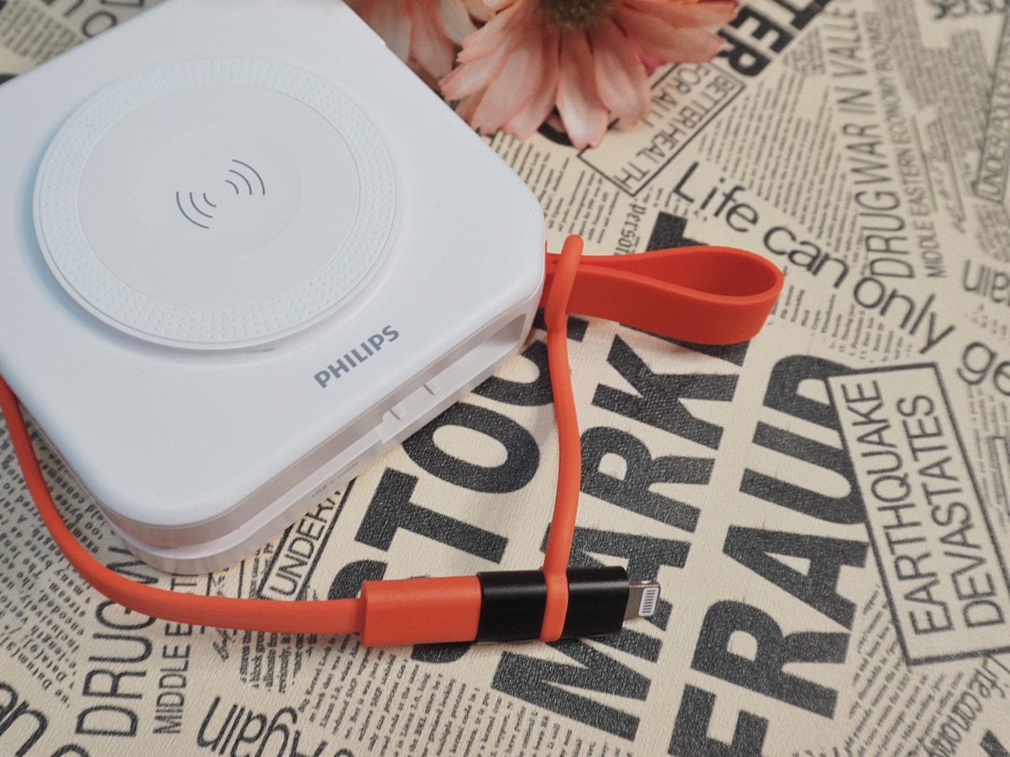 PHILIPS FunCube 2.0 多合一行動電源，不僅是行動充，更是隨身玩伴！飛利浦，讓每一刻都充滿活力！