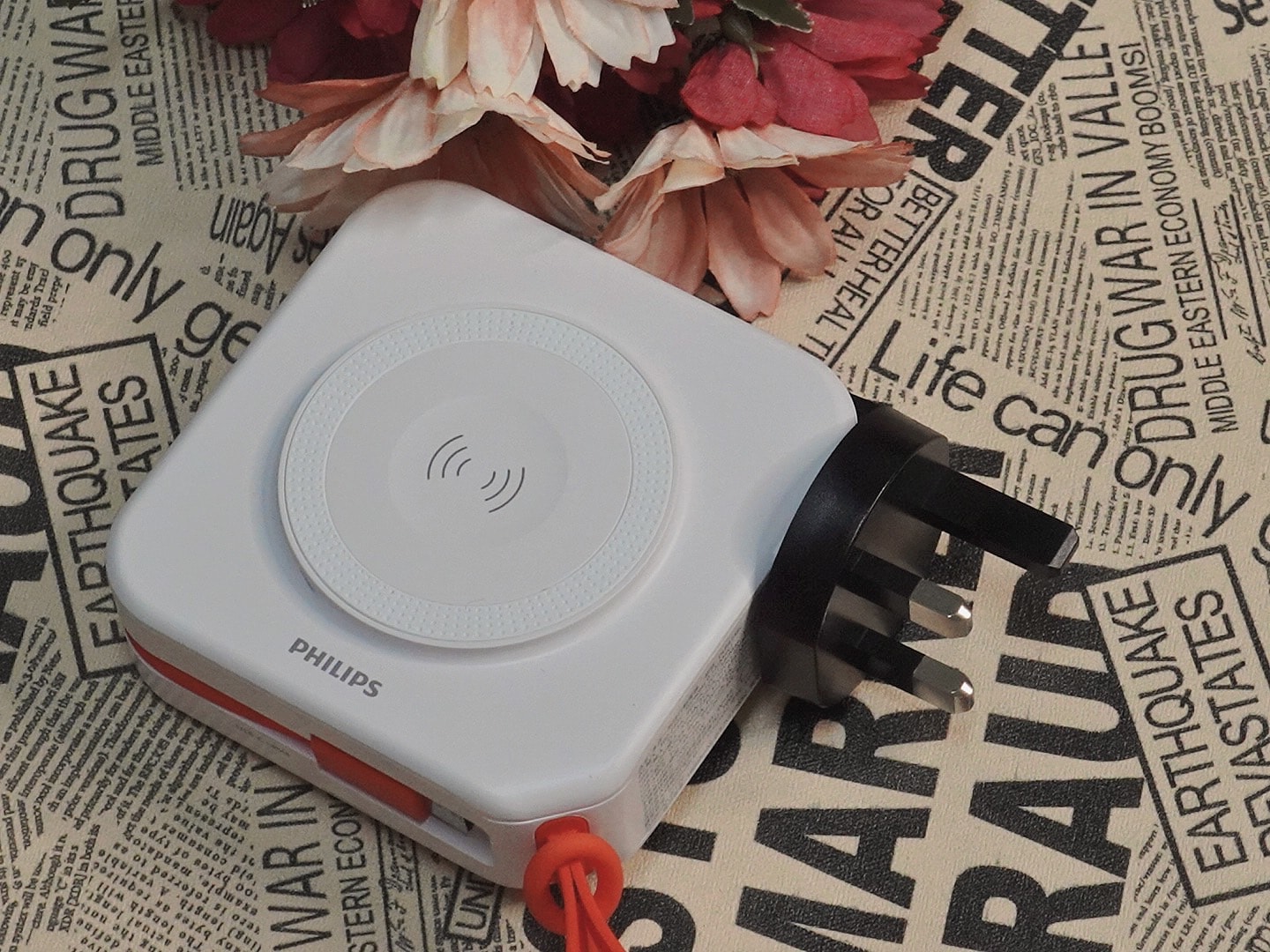 PHILIPS FunCube 2.0 多合一行動電源，不僅是行動充，更是隨身玩伴！飛利浦，讓每一刻都充滿活力！