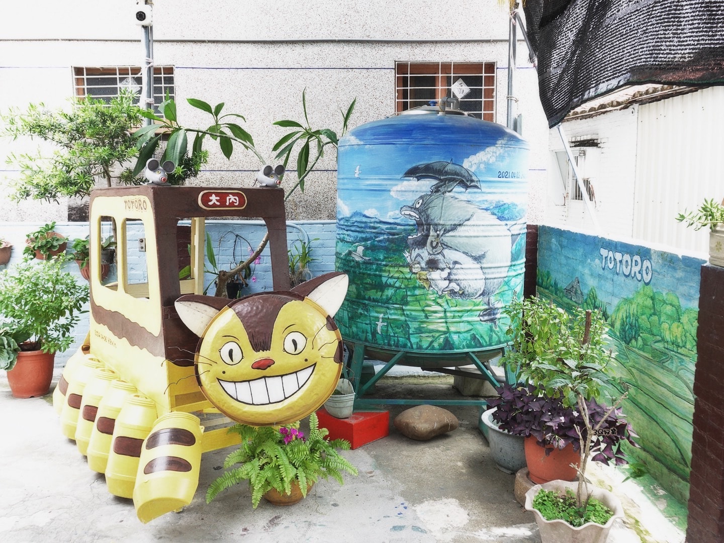 台南龍貓公車站彩繪村 讓相機充滿色彩 免費拍照天堂 - 第18張圖