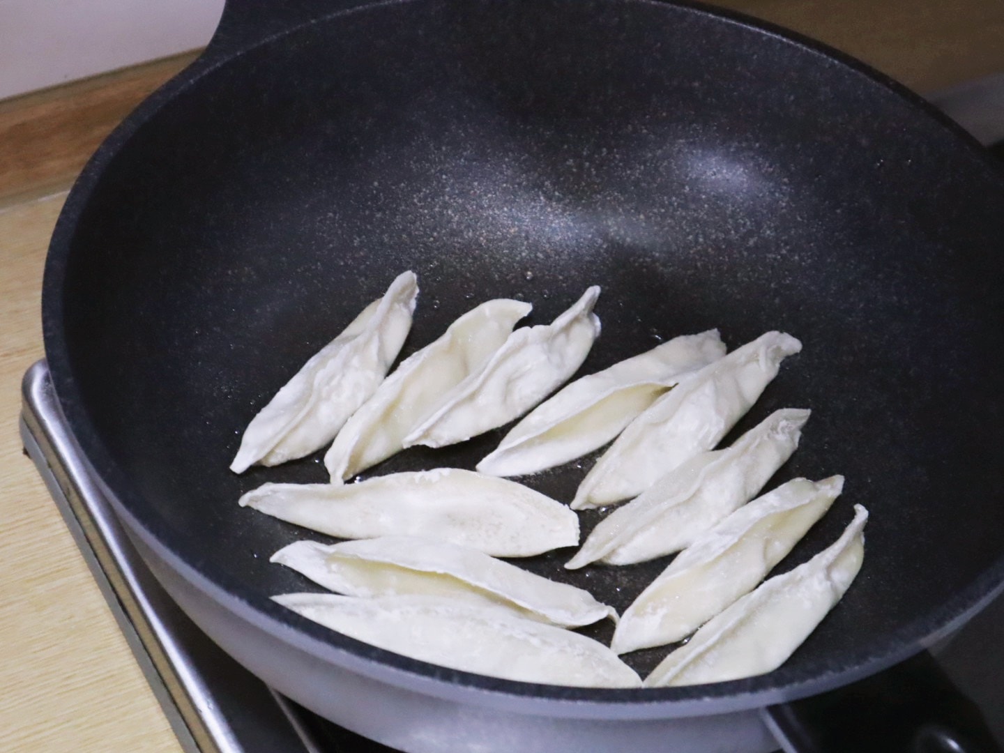黃金鮪魚大鍋貼 魚有王的黃金鮪魚大鍋貼，以100%純鮪魚和日本頂級玉米油製作，搭配金黃酥脆的外皮，讓每一口都能享受到海洋的鮮甜滋味。