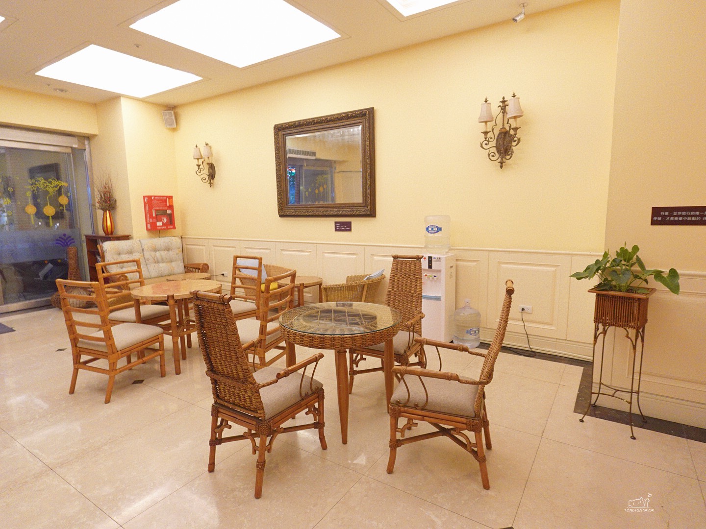 【礁溪住宿推薦】沐恩國際溫泉渡假飯店 高樓景觀湯屋、超大空間、放鬆到不想回家! - 第5張圖 H2:香氛與放鬆儀式
房內備有香氛機與精油,泡湯時可搭配使用,營造 SPA 氛圍。
我的泡湯流程:
放滿溫泉水
加幾滴精油
調暗燈光
放音樂
不到十分鐘,就能感覺壓力隨著蒸氣消散。