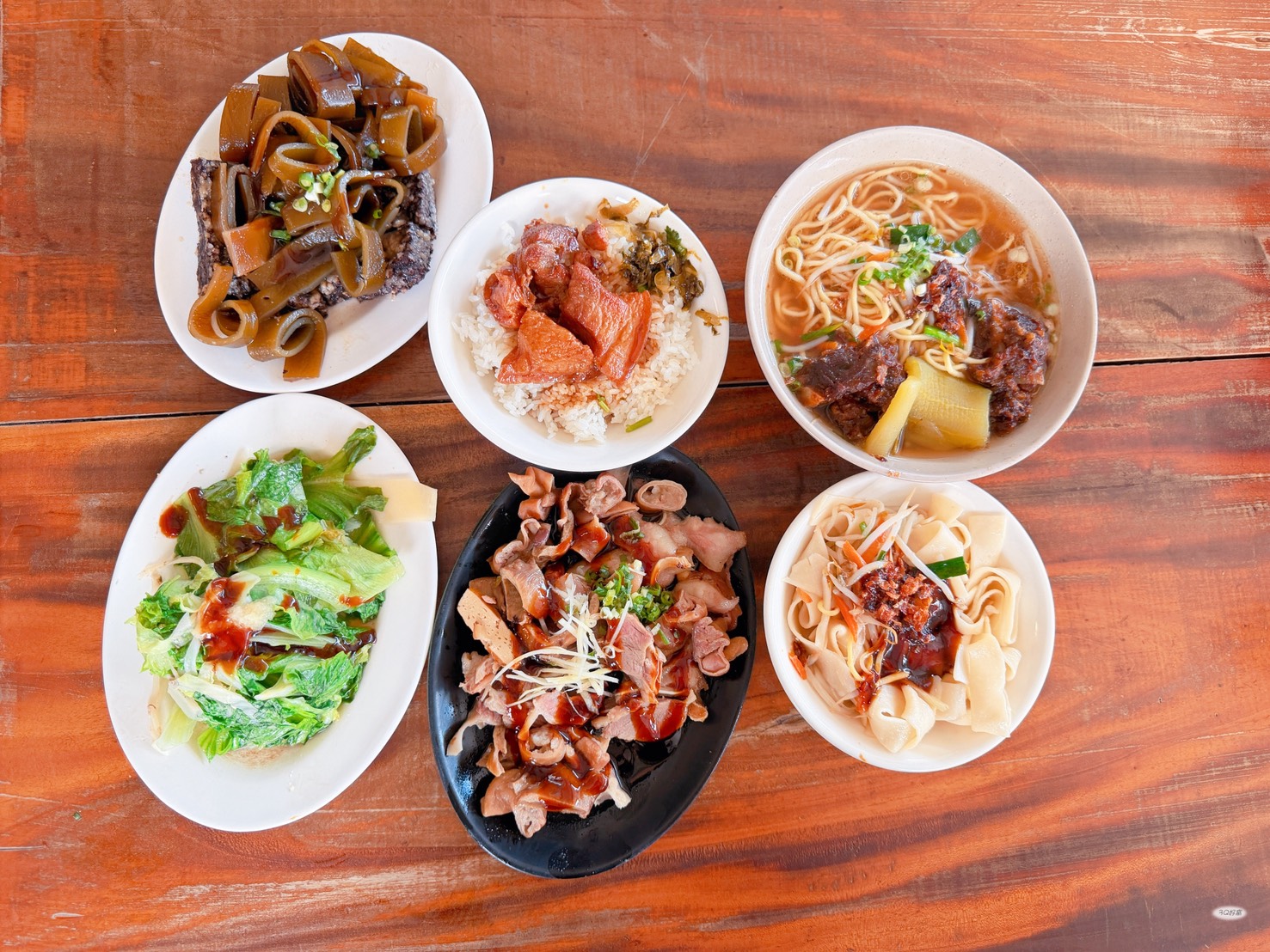 竹山美食不能沒有「竹山橋頭麵店」！在地人默默吃很多年的竹山午餐推薦，黑白切根本靈魂