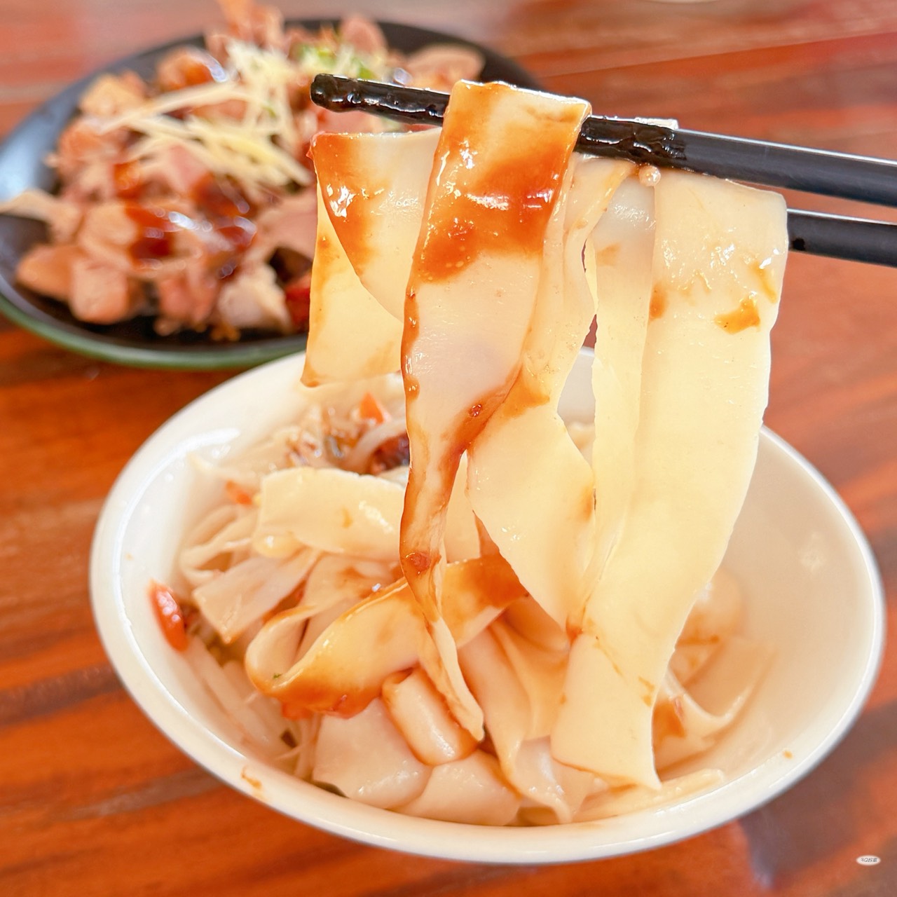 竹山美食不能沒有「竹山橋頭麵店」！在地人默默吃很多年的竹山午餐推薦，黑白切根本靈魂