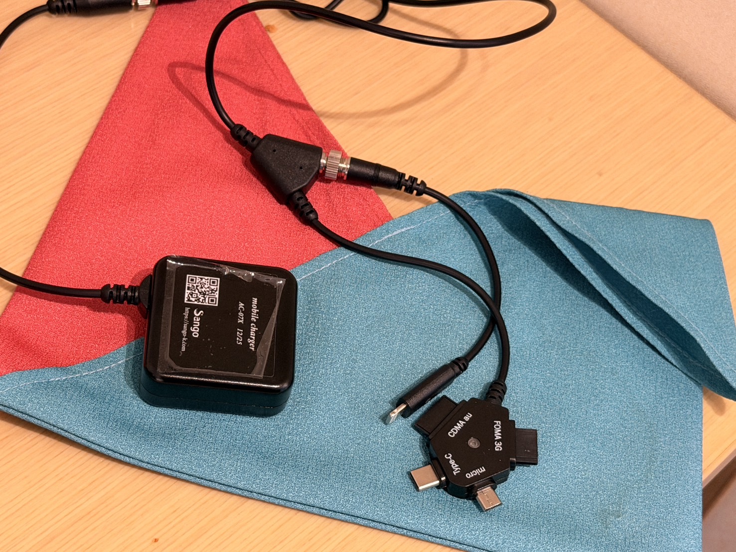 和風方巾包裹的多孔充電線