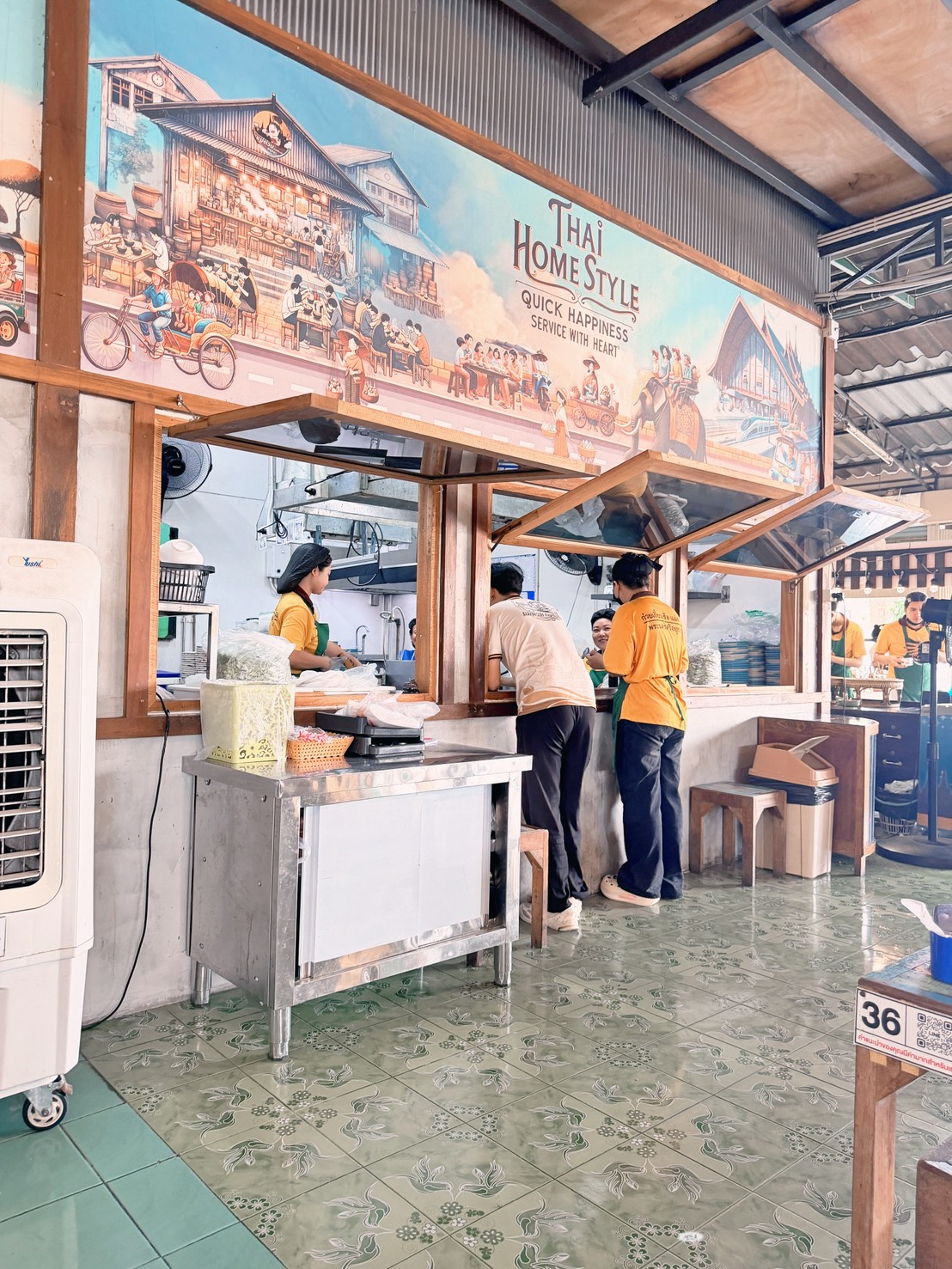 點餐櫃台與懷舊壁畫