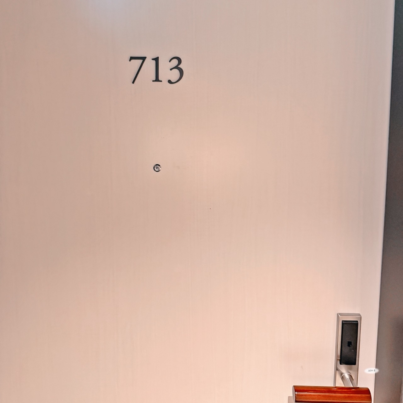 713房門口