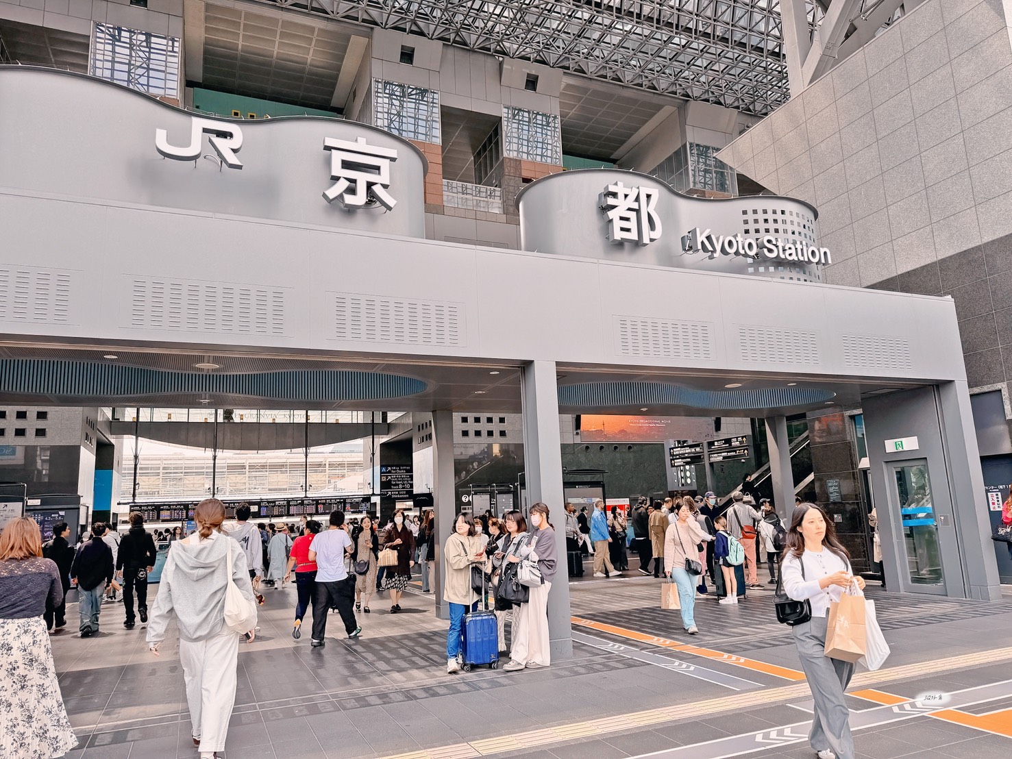 京都車站外觀，JR京都Kyoto Station招牌與人潮