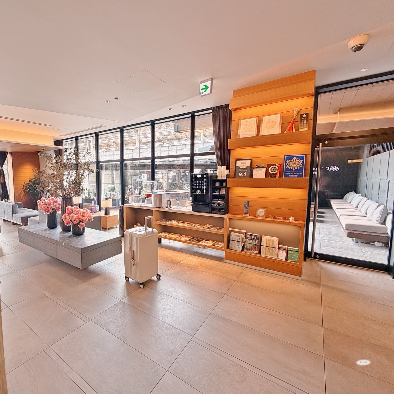 大廳全景，含行李箱與展示書架
