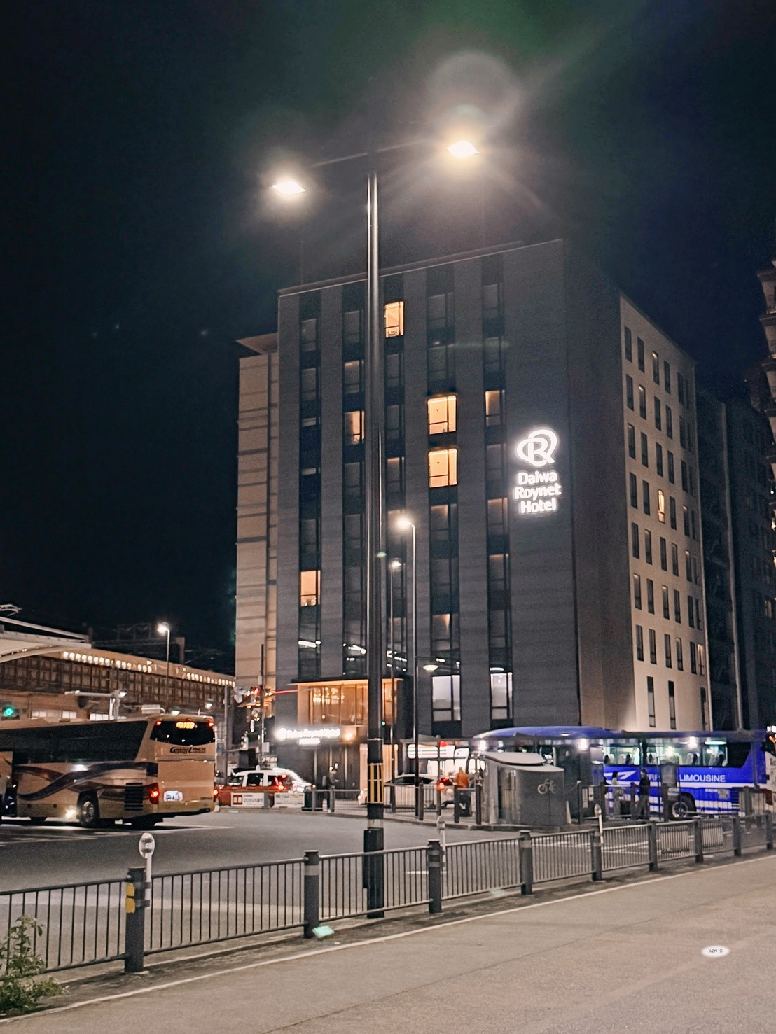 飯店外觀夜景，遠遠就能看見Daiwa Roynet Hotel招牌